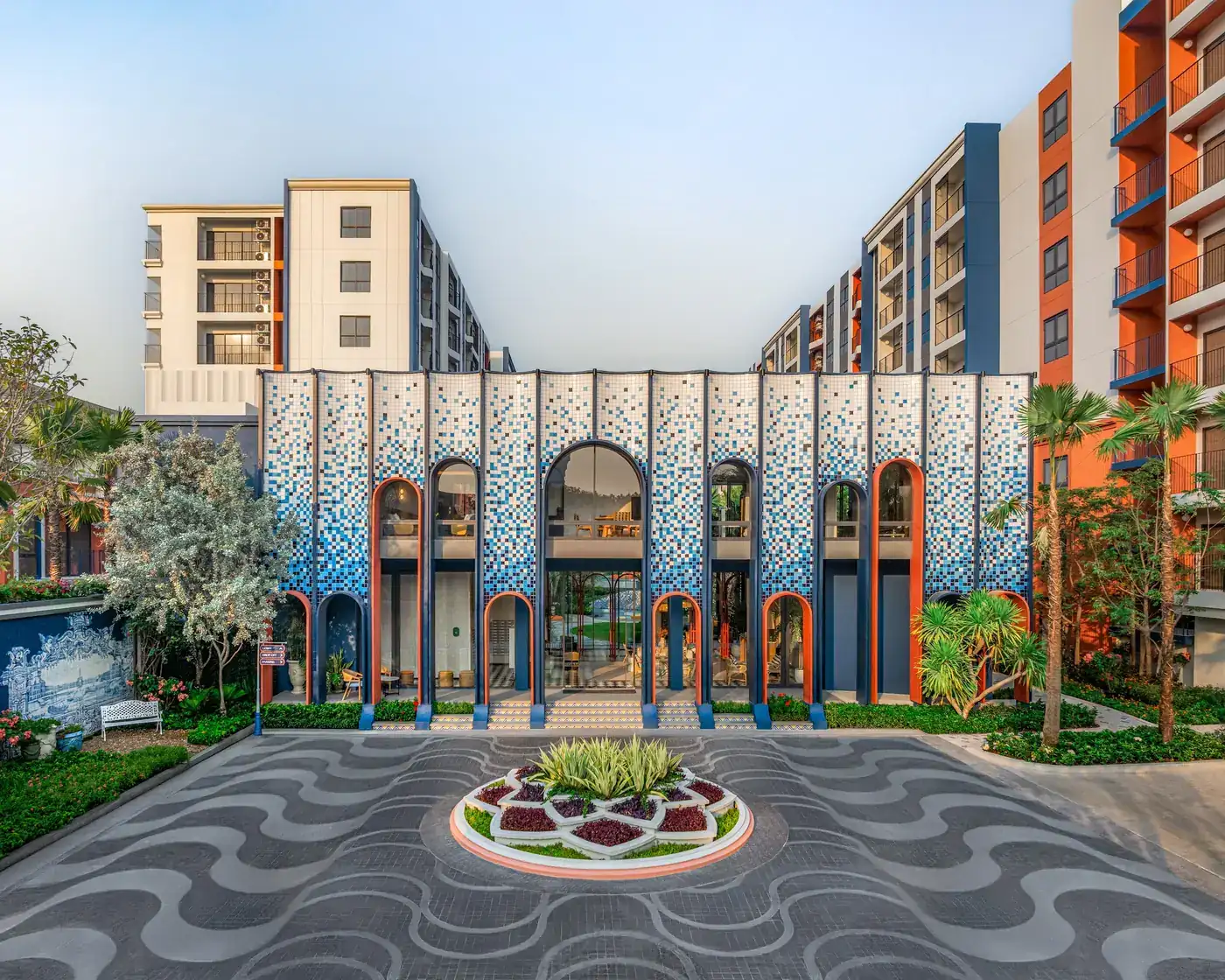 Fachada en Cabanas Hua Hin, un proyecto de Sansiri en Hua Hin, Tailandia