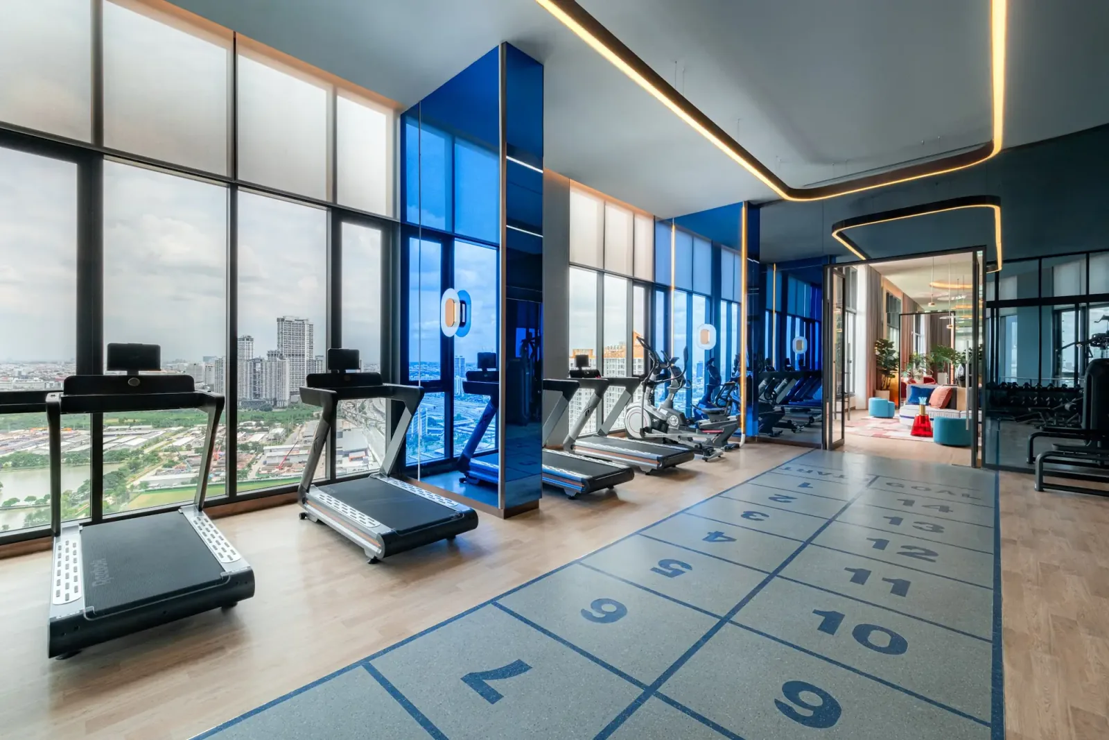 THE BASE Urban Rama 9（Sansiri 开发，位于泰国Bangkok）的健身区