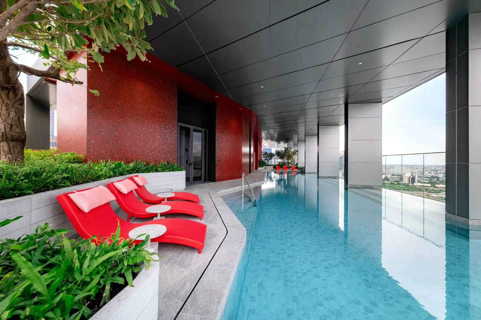 THE BASE Urban Rama 9（Sansiri 开发，位于泰国Bangkok）的游泳池